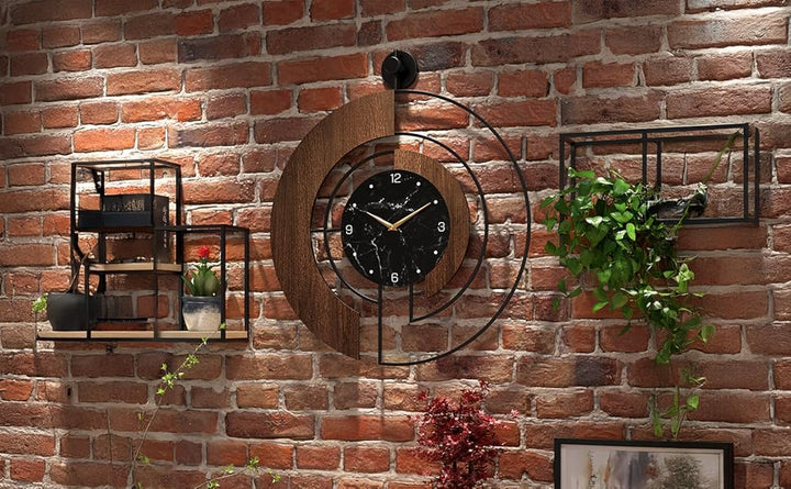 Horloge murale moderne en noyer avec cadran en marbre, grande horloge silencieuse avec cadre en bois et métal, idéale pour la décoration du salon et de la chambre. Idée cadeau déco contemporaine. 60 cm.