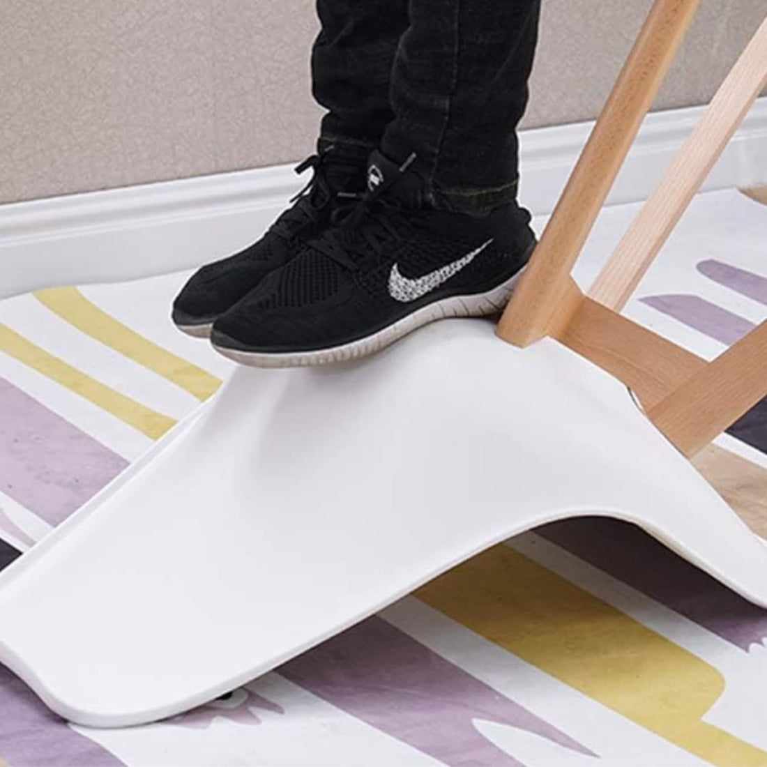 Chaise de salle à manger rétro moderne individuelle – Chaise Lorenzo en plastique avec assise rembourrée et pieds en hêtre massif – Chaise d'appoint pour salon, cuisine, bureau ou salle de séjour