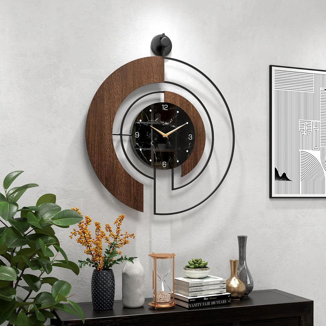 Horloge murale moderne en noyer avec cadran en marbre, grande horloge silencieuse avec cadre en bois et métal, idéale pour la décoration du salon et de la chambre. Idée cadeau déco contemporaine. 60 cm.