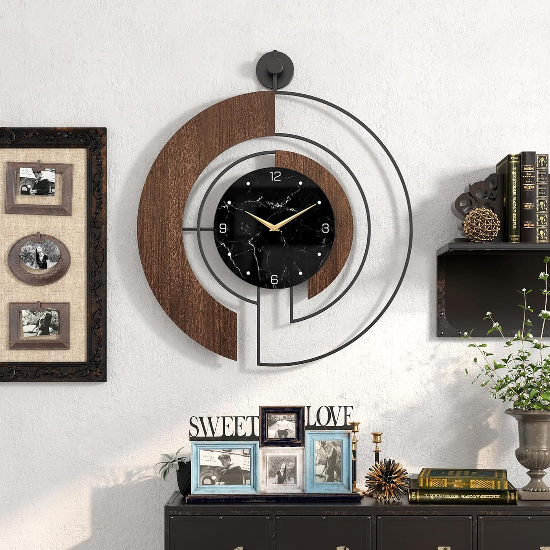 Horloge murale moderne en noyer avec cadran en marbre, grande horloge silencieuse avec cadre en bois et métal, idéale pour la décoration du salon et de la chambre. Idée cadeau déco contemporaine. 60 cm.