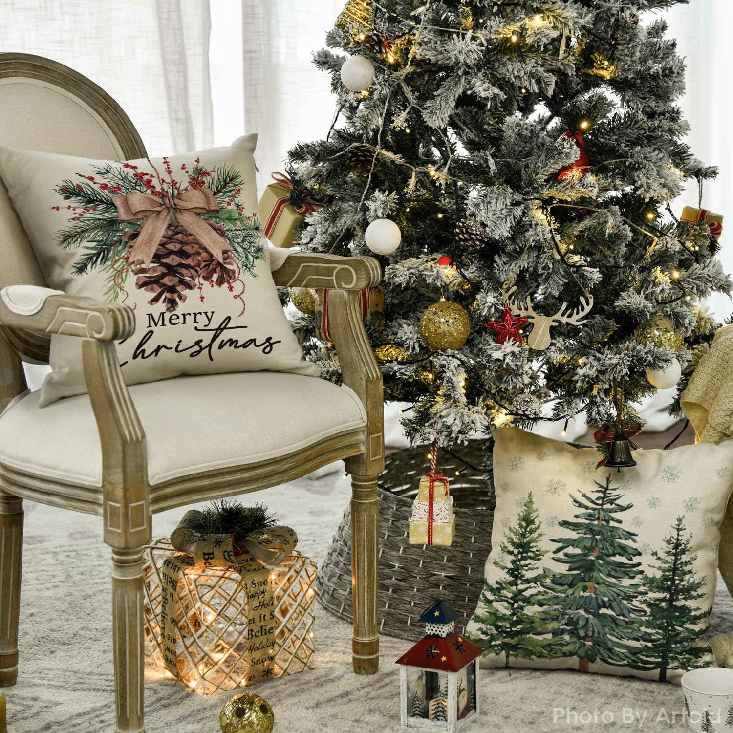 Ensemble de 4 housses de coussin décoratives de Noël Artoid Mode, motif sapins et rennes, 45 x 45 cm, pour canapé ou salon.